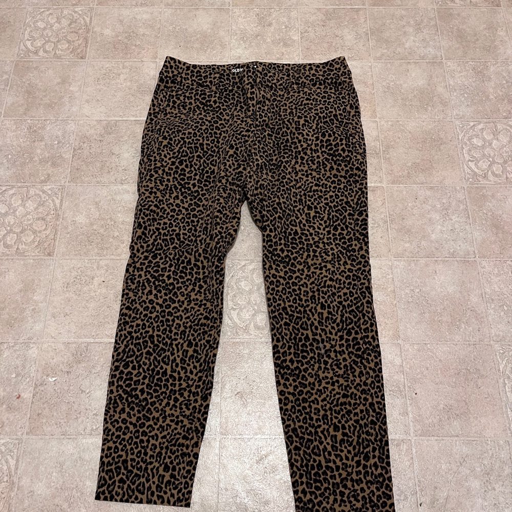 Old Navy Leopard Print Punk Psychobilly Capris size 8